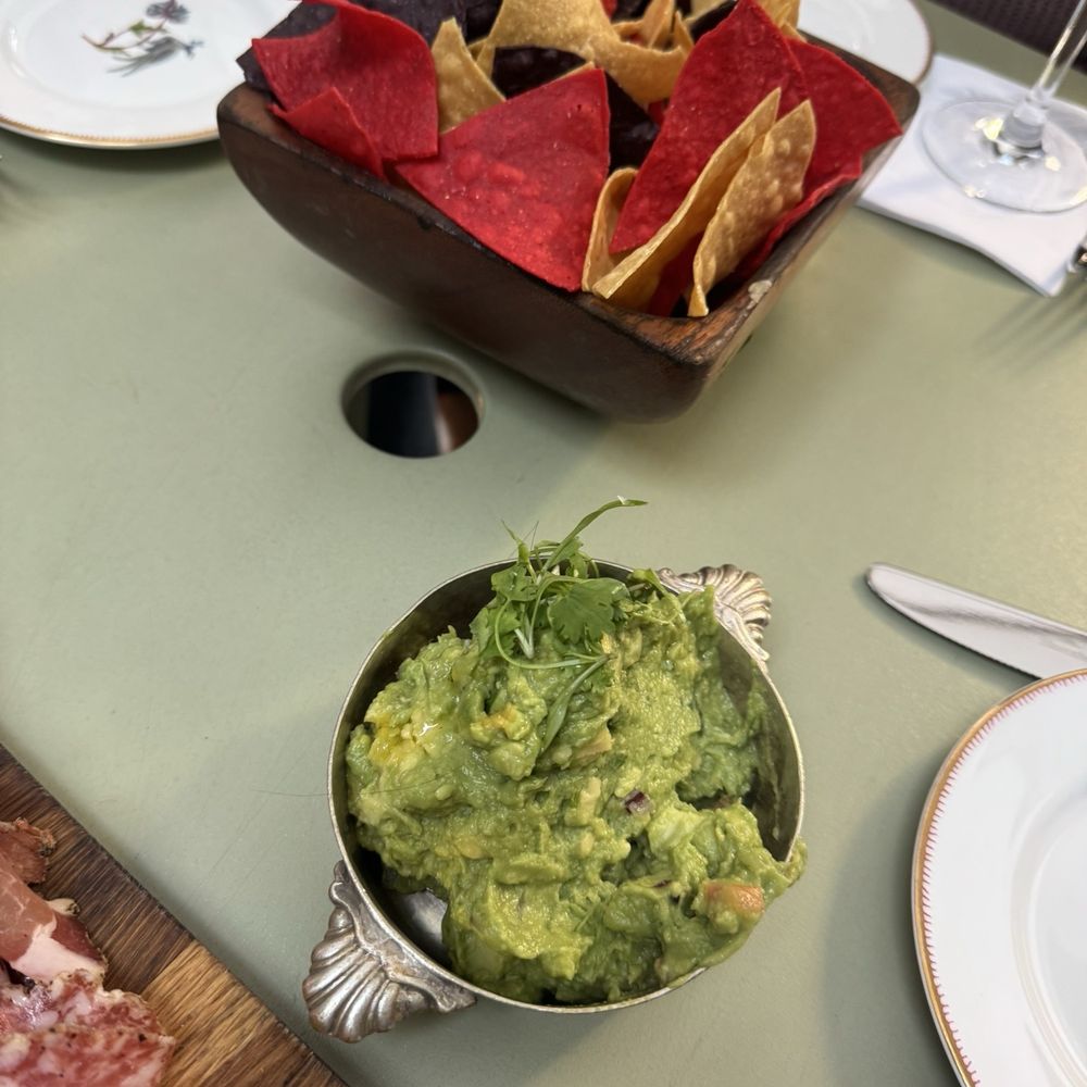 The Crosby Bar - Chips n guac - Bars Near Me - New York, New York