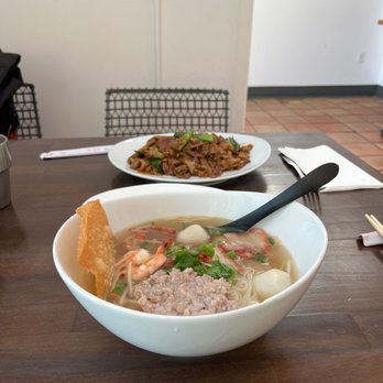 S T Noodle Bar - Tom yum noodle soup and pad see ew - Thai Near Me - Long Beach, California S T Noodle Bar - Tom yum noodle soup and pad see ew - Thai Near Me - Long Beach, California