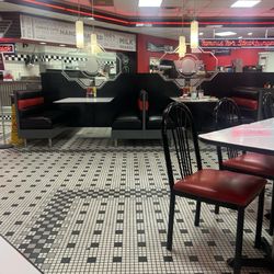 Steak ’n Shake - Dining area