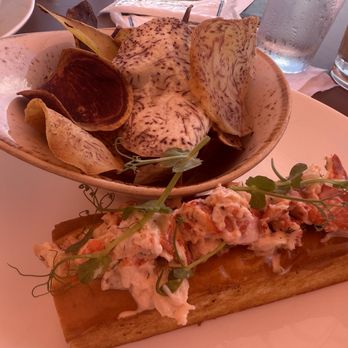 Mai Tai Bar - Lobster roll - Cocktail Bars Near Me - Honolulu, Hawaii
