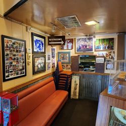 Benjies NY Deli - Turn right in the entry and you enter the diner side.
