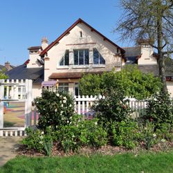 Square de Villeneuve - La petite maison en bordure du parc