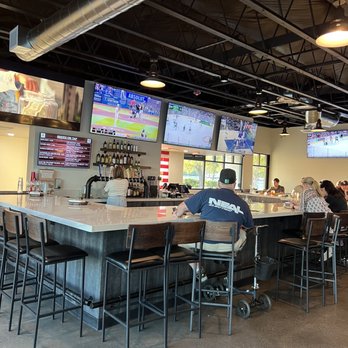 Tony Pepperoni Pizzeria - The bar area - Pizza Near Me - Vista, California