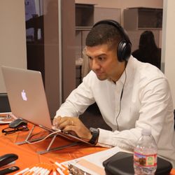 C.R. Wannamaker Law - Miembro del equipo legal atendiendo a una consulta.