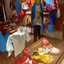 Santos y Diablitos - La estilosa ropa de niños de Santos y Diablitos en el Drugstore. Se pasó!