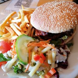 Blockhaus Boldekow - Blockhaus-Burger "Spezial" mit Bacon und Käse. Beilagen Salat und Pommes.