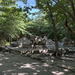 Museo Maya de Cancún - Ruins in the middle of the archeological site