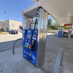 7-Eleven - Modern and clean Gas Pumping Station