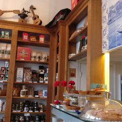 Paris Porto - Charming interior of restaurant.