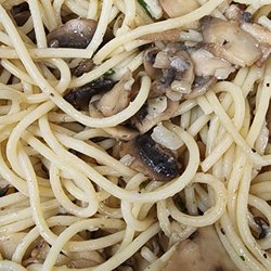 Pomo Doro Pizza - Spaghetti with Garlic , olive oil and mushrooms! It was so good!!
