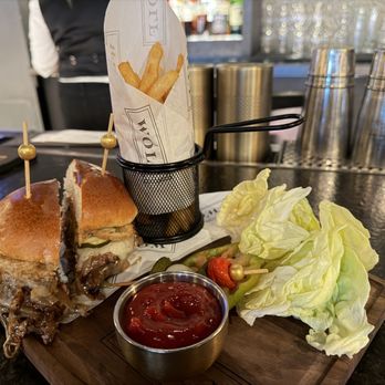 Wolf by Vanderpump at Caesars Republic Lake Tahoe - Smash burger - American Near Me - Stateline, Nevada