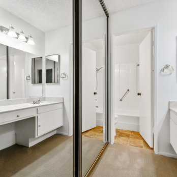 VividScape Photography - Great Master Bath shot showing mirrored closets - Real Estate Photography Near Me VividScape Photography - Great Master Bath shot showing mirrored closets - Real Estate Photography Near Me
