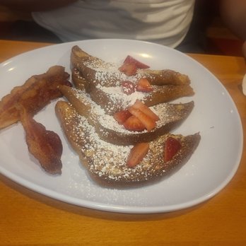 Ruby Slipper Destin - Classic French toast with strawberries - Breakfast & Brunch Near Me - Destin, Florida Ruby Slipper Destin - Classic French toast with strawberries - Breakfast & Brunch Near Me - Destin, Florida