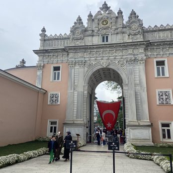 Dolmabahçe Sarayı - Shorter lines in the morning - Landmarks & Historical Buildings Near Me - Istanbul, 34