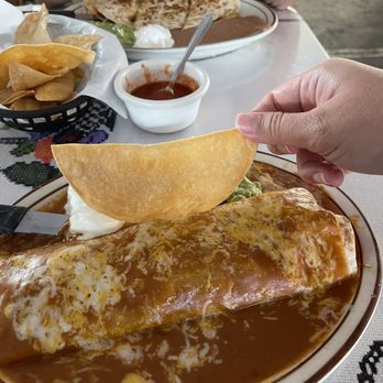 El Farolito - Massive fresh chips that come with your salsa - Mexican Near Me - Placentia, California El Farolito - Massive fresh chips that come with your salsa - Mexican Near Me - Placentia, California