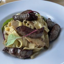 Il Pomodoro - Tagliatelle mit Steakstreifen und Steinpilzen