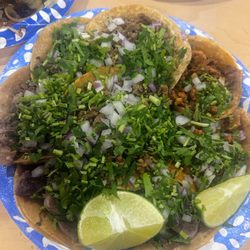 Tacos: lengua, pastor, cabeza, carne asada