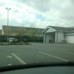 Aldi - Keine Autos aber riesen Parkplätze