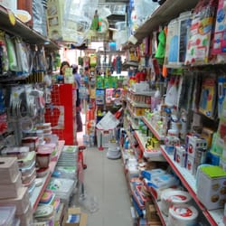 天域家居 - Aisle of containers, covers, paper plates and adhesives.