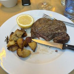 Osteria La Sosta di Violante - Fillet of beef with a side of roasted potatoes.