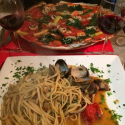 La Storia - Cuisine maison... La porte d'entrée ferme très mal donc ne pas prendre la 1ère table. Sinon assiettes et pizzas très copieuses.