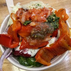 Maoz - Salad bowl with falafel underneath