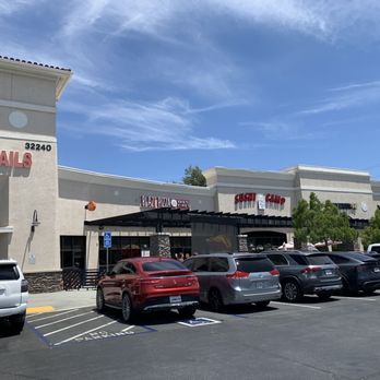 Blaze Pizza - Beautiful day in Temecula - Pizza Near Me - Temecula, California