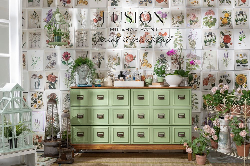 Dresser Up Vintage Boutique Logo