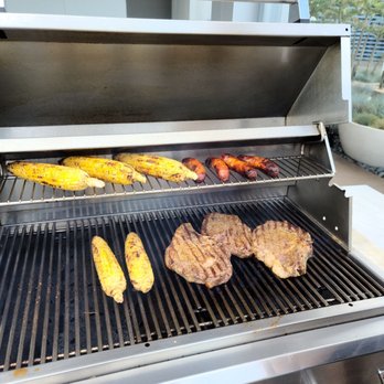 3033 Wilshire - Sunday Barbeque - Apartments Near Me - Los Angeles, California