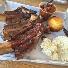 This place is disgusting owned by white people im assuming based off the workers and definitely a white folk bbq