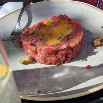 Le Vrai Paris - Steak tartare - Brasseries Near Me - Paris, 75