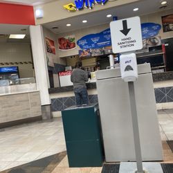 Wings & Deli - Food court