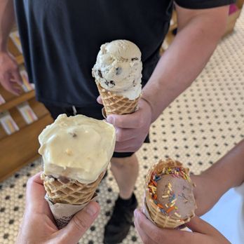 Jeni's Splendid Ice Creams - Best ice cream ever! Made a bold choice pairing popcorn brittle with their darkest chocolate and it did not disappoint! - Ice Cream & Frozen Yogurt Near Me - Chicago, Illinois Jeni's Splendid Ice Creams - Best ice cream ever! Made a bold choice pairing popcorn brittle with their darkest chocolate and it did not disappoint! - Ice Cream & Frozen Yogurt Near Me - Chicago, Illinois