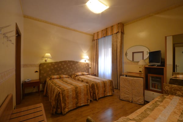 Hotel University by null