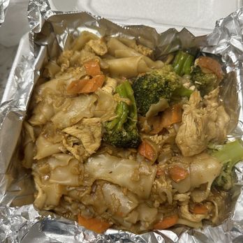 Chaang Thai Restaurant - N3. Bangkok Pad Si Ew-Dinner -3PD Chicken Wide noodles Average - Thai Near Me - Morgantown, West Virginia Chaang Thai Restaurant - N3. Bangkok Pad Si Ew-Dinner -3PD Chicken Wide noodles Average - Thai Near Me - Morgantown, West Virginia