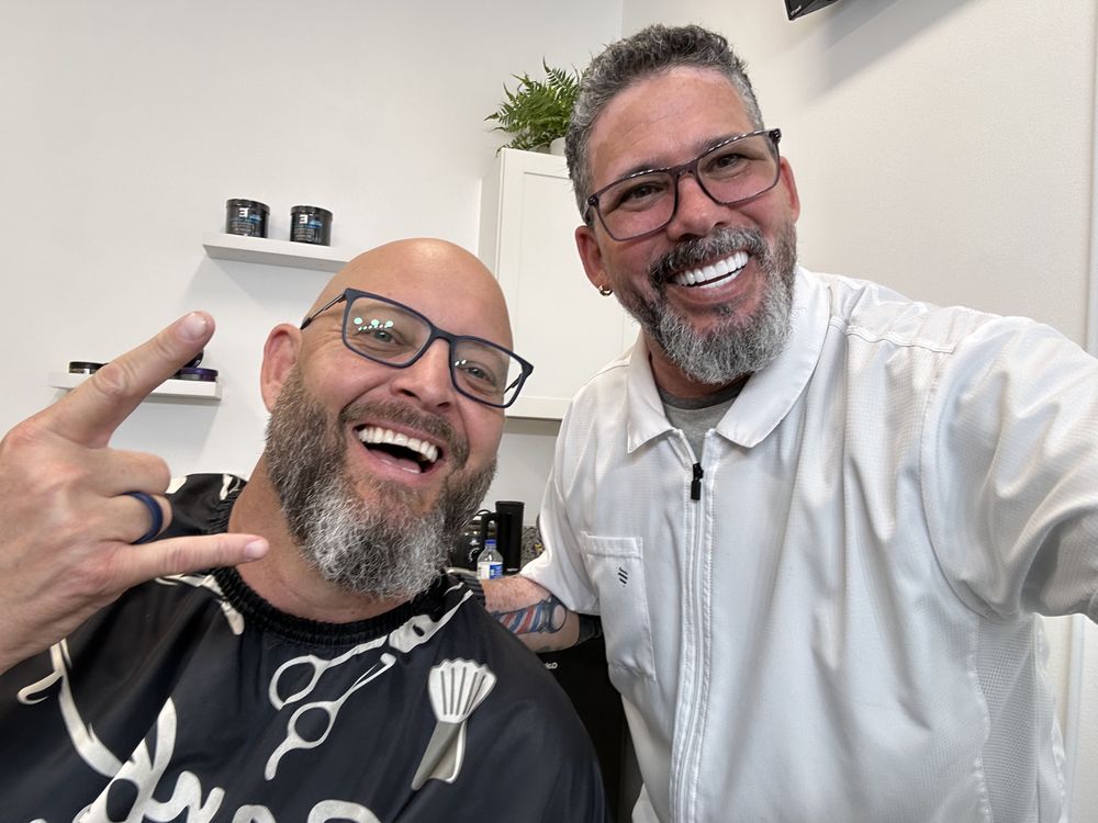 T Studio Barbershop Logo