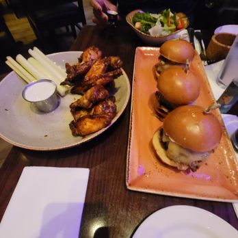 Hard Rock Cafe Lisboa - Wings and sliders - American Near Me - Lisbon, 11