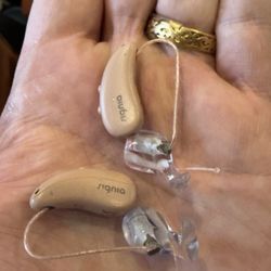 HearUSA - A pair of Signia hearing aids with custom tips.