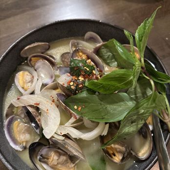 Amazing Basil - 九層塔酒香煮大蜆. The clams were incredibly fresh, with a perfect briny flavor that transported me straight to the ocean. - Asian Fusion Near Me - Fremont, California