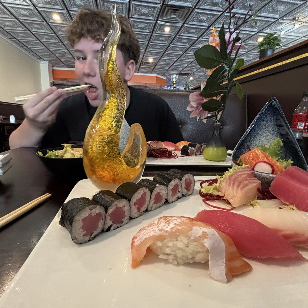 Sashimi and sushi lunch combo Sashimi and sushi lunch combo
