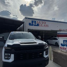 Exterior outside entrance of J&L Auto Glass - We work with all make and models, out of pocket or with insurance. We are here to serve you! - Mesa, Arizona Exterior outside entrance of J&L Auto Glass - We work with all make and models, out of pocket or with insurance. We are here to serve you! - Mesa, Arizona