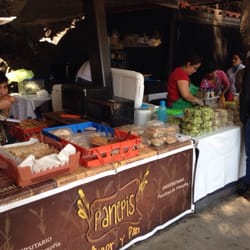 Puestos de Comida de la Facultad de Filosofía y Letras - Puesto de panepis de Amor y Pan y puesto de ensaladas.