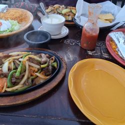 Plaza Los Panchos - I had Bistek fajita and accompanying accouterments