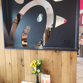 Chick-fil-A - ows a vase of flowers on a table - Fast Food Near Me - Columbus, Ohio