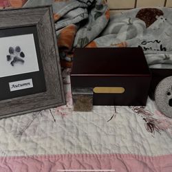 Family Pet Mortuary - Paw prints