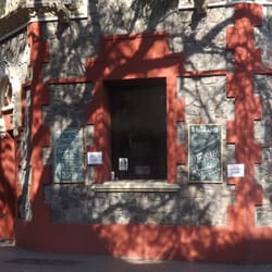 El Biógrafo es Cine - Costado del cine. Por acá se entra al bar.
