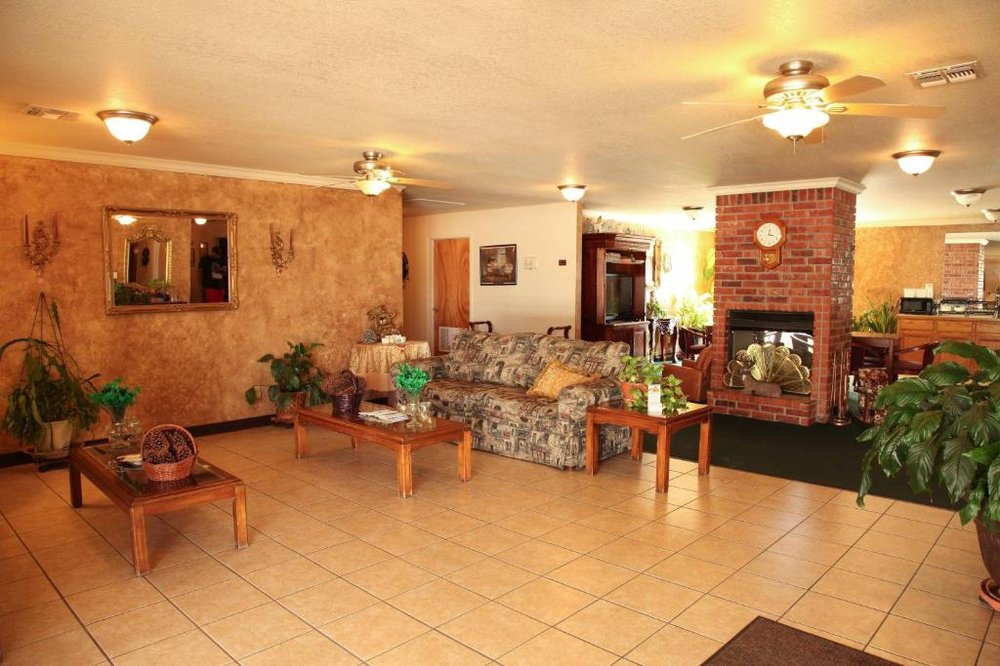 CANDLELIGHT INN & SUITES Updated September 2024 8241 US Hwy 69 S