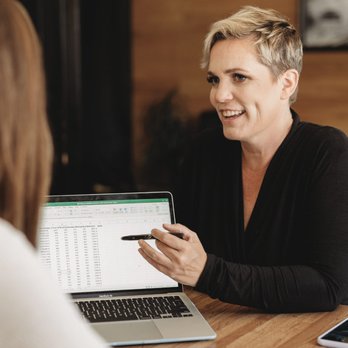 Laurel Tree Accounting - Laurel explaining things to a client - Bookkeepers Near Me Laurel Tree Accounting - Laurel explaining things to a client - Bookkeepers Near Me