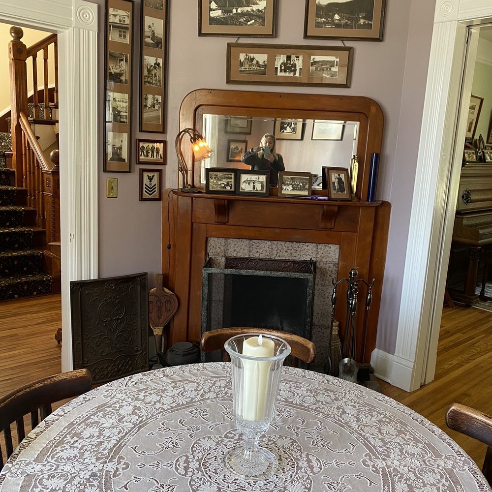 Heceta Lighthouse Bed & Breakfast - Front parlor. - Bed & Breakfast Near Me - Yachats, Oregon Heceta Lighthouse Bed & Breakfast - Front parlor. - Bed & Breakfast Near Me - Yachats, Oregon