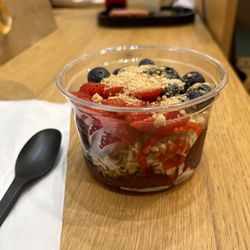 Bearies Acai - Westfield Topanga - Photo I took once I got the bowl. Worker made it nice and pretty